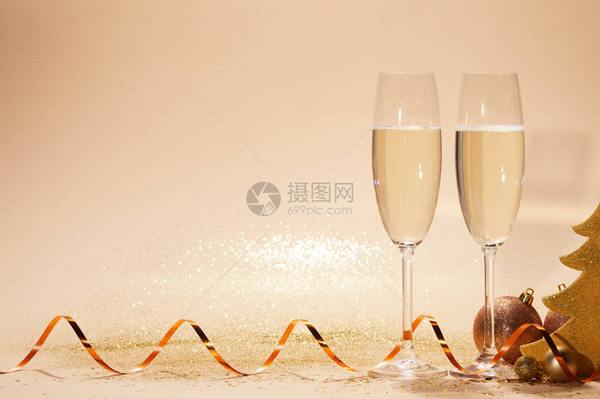 圣诞玩具装饰明星和两杯香槟图片
