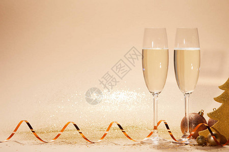 圣诞玩具装饰明星和两杯香槟图片