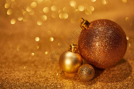闪亮装饰的圣诞节球在桌面图片