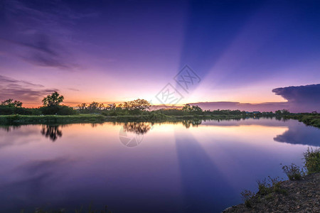 圣光之子当太阳落到地平线时背景