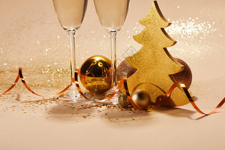 圣诞玩具黄金圣诞树和两杯香槟桌上图片