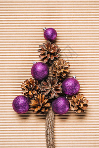 紫色圣诞球和松果的平板花朵以圣诞树的形式背景图片