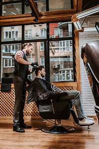 现代理发店内英俊的理发师造图片