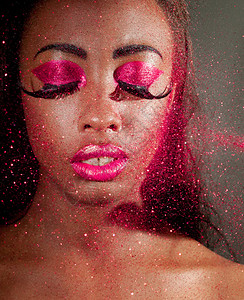 非洲妇女穿着有创意的洋红化妆品脸图片