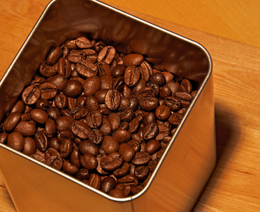 锡罐中的优质阿拉比卡咖啡豆背景图片