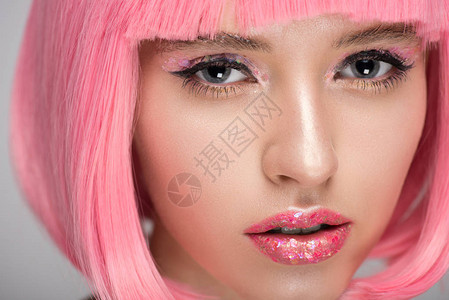 粉色头发和闪亮化妆的有魅力的女图片