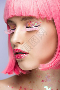 粉色头发和紫罗兰上闪图片