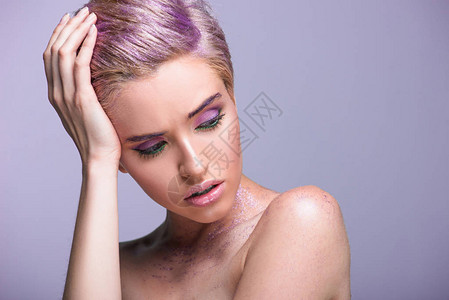 长着紫色光亮的美女脖子和短发上都图片