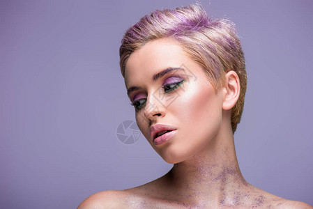 颈部有紫色闪光剂的迷人女紫色短发则图片