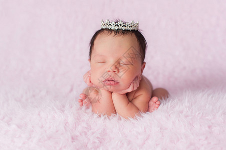 鹤唳九天九天大的睡梦中新生女婴的肖像背景