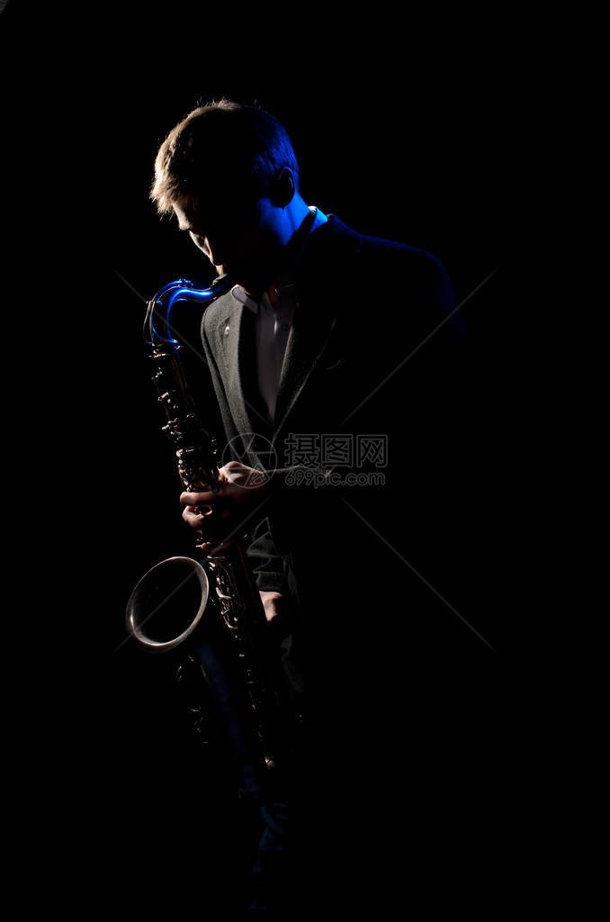 以蓝光和白光照亮的萨xphonist在黑色背图片
