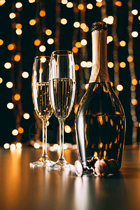 香槟酒瓶和杯子有选择焦点背景图片