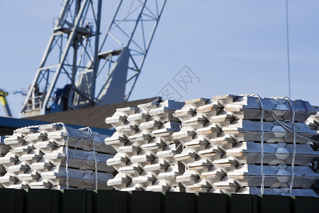 在鹿特丹港等待运输的铝锭高清图片