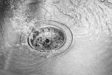 金属旧厨房水槽排水漩涡水流图片