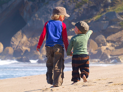 两个男孩在海滩图片