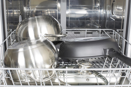 洗涤和干燥后洗碗机中的炊具图片