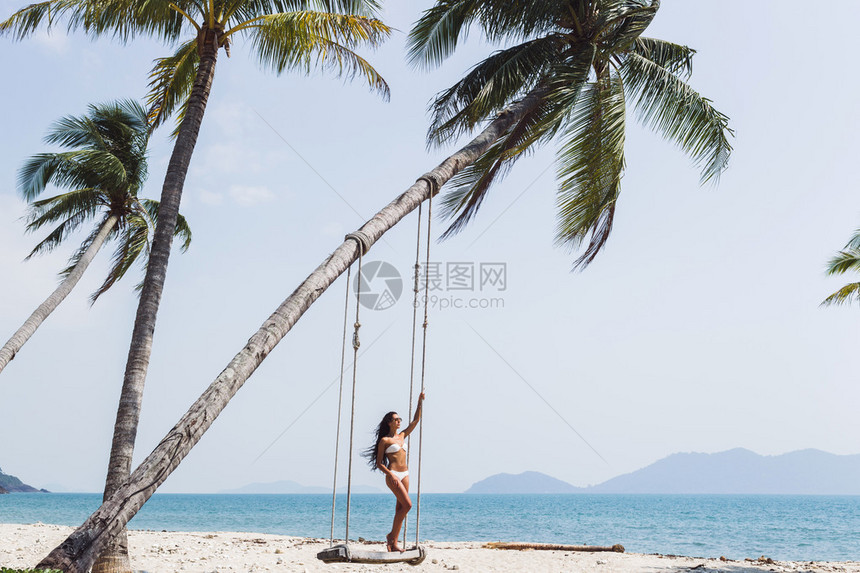 美丽的瘦漂亮的女人在天堂海滩上图片