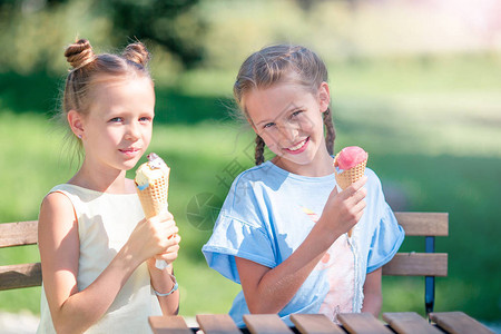 夏日在户外咖啡厅吃冰淇淋的小女孩图片