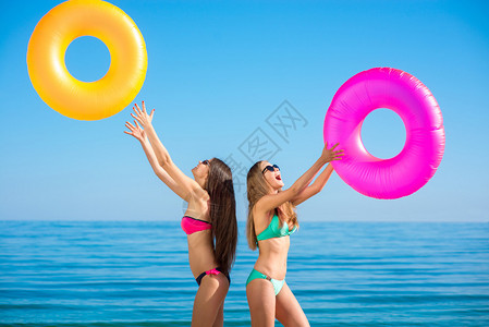 度假村的女孩有趣的女朋友在沙滩上晒日光浴女孩们在海面上休息图片