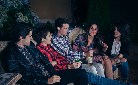 快乐的年轻朋友在户外派对上喝酒和玩乐图片
