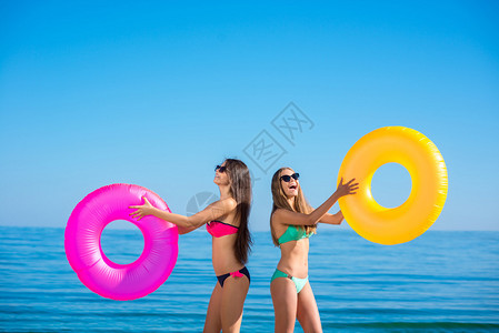 泳装的女人在海滩上女孩们在笑有趣的女朋友在地中海放松背景图片