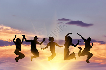 快乐的人群在日落时跳跃的幻影片图片