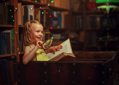 一个小女孩在图书馆看书图片