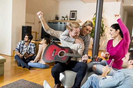 在家弹吉他和听音乐的快乐朋友图片