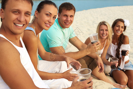 在海滩派对上玩得开心的喝酒朋图片