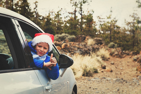 圣诞车旅行快乐的孩子在图片