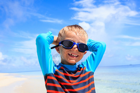 快乐的男孩在夏季海图片