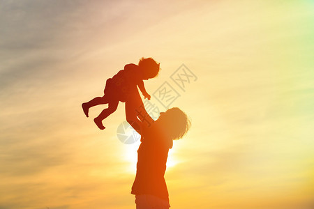 夕阳下的父亲和小女儿剪影图片