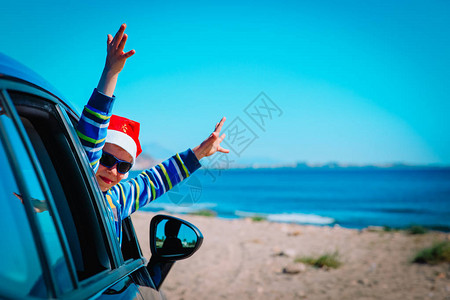 圣诞家庭汽车旅行快乐的小男孩冬季图片