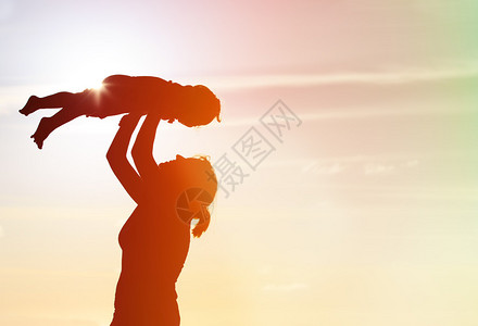 母亲和女儿在日落图片