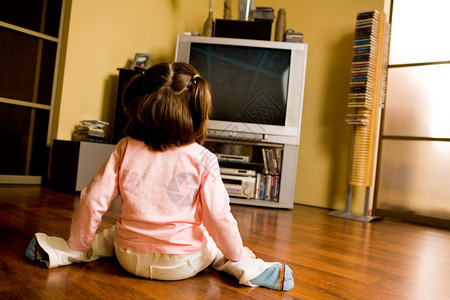 坐在地板上看电视在看电视图片
