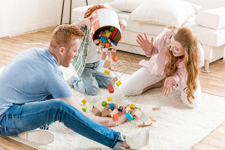 父母和小儿子在家里玩立方体在家图片