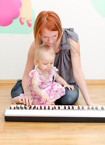 小女孩和妈弹钢琴她图片