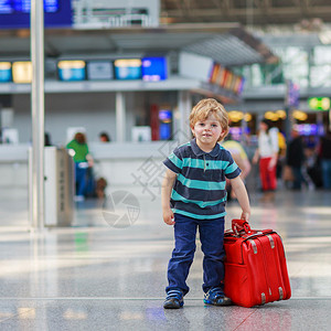 有趣的小男孩去度假旅行带着手提箱图片