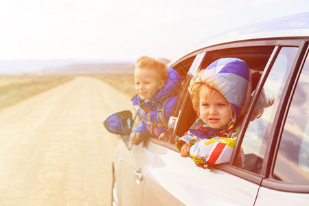 女孩和男孩在路上乘车旅行孩图片