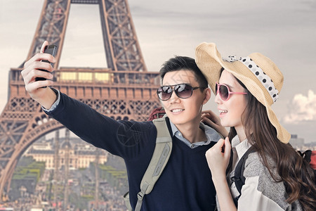亚裔夫妇旅行在法国巴黎埃菲尔图片