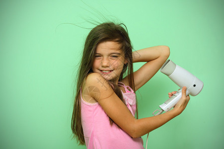 小女孩用吹风机图片