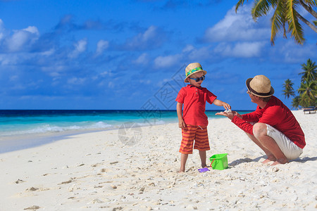 父亲和儿子在热带海图片