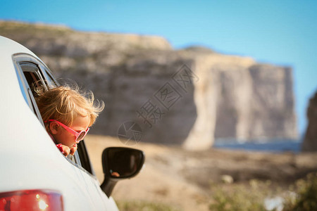 快乐的小女孩在山上乘车旅图片