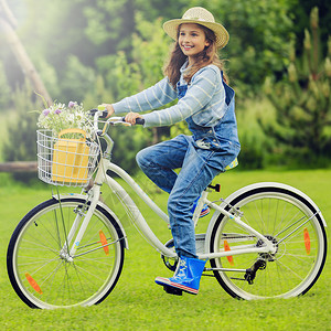 SpringCycling弹簧花园骑自行车的女图片