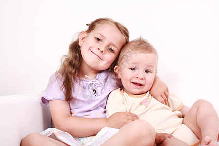可爱的小女孩和她的小弟图片