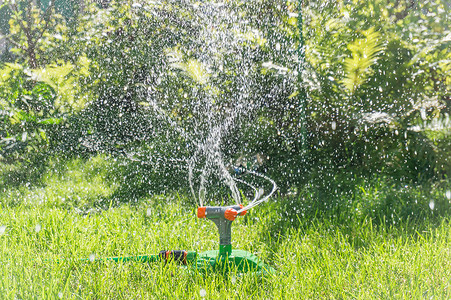 花园中的灌溉旋转系统便携式浇水图片