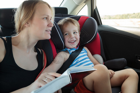 母亲和儿子乘车旅行图片