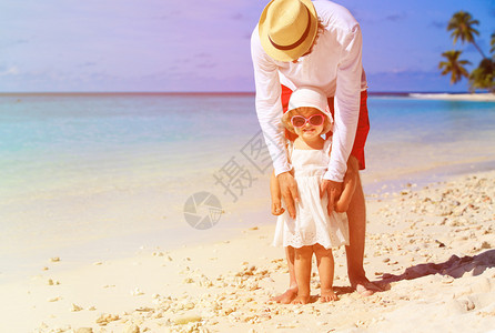 父亲和小女儿在夏季热图片