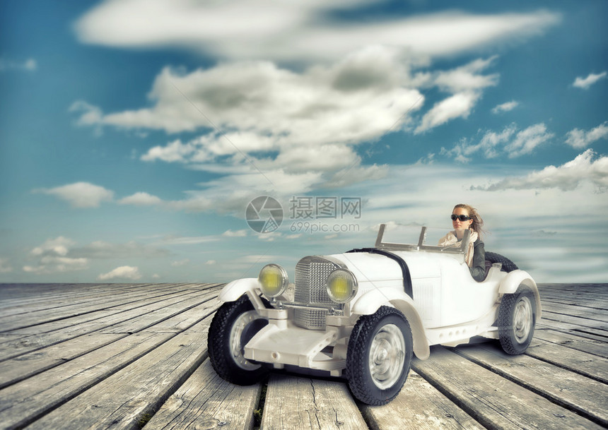 骑着白色复古玩具车的女孩图片