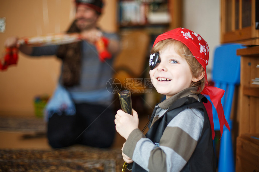 4岁的学龄前小男孩在室内和父亲一起庆祝海盗服装的生日图片